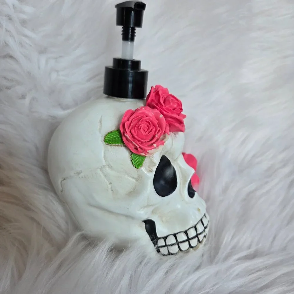 Halloween 2 Pumpkin Light Up 2 Cat Pillowcases Bloody Garland Soap Dispenser